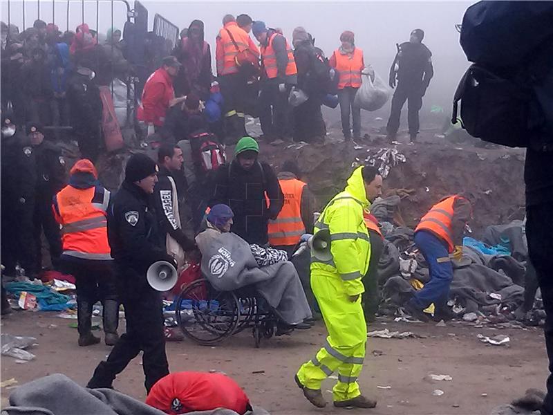 IZBJEGLICE Hrvatska interventna policija tijelima štiti granicu kod Babske