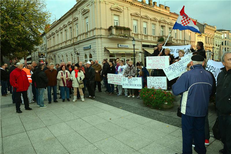 IZBJEGLICE-Slavonski Brod: prosvjed zbog izgradnje izbjegličkog kampa