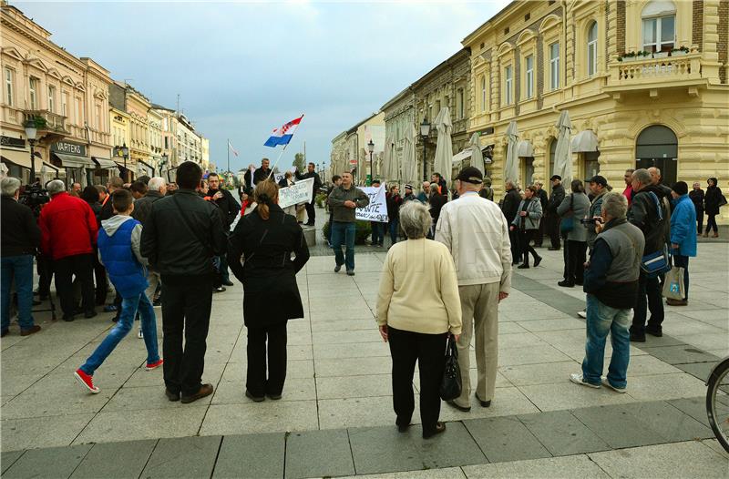 IZBJEGLICE-Slavonski Brod: prosvjed zbog izgradnje izbjegličkog kampa