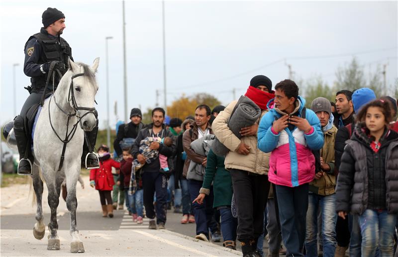 Several thousand migrants enter Slovenia last night, gov't searching for location for new reception centre