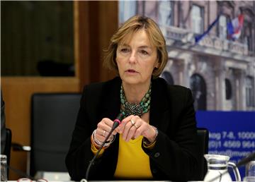 Pusic says Slovenia refusing joint registration of migrants on trains 