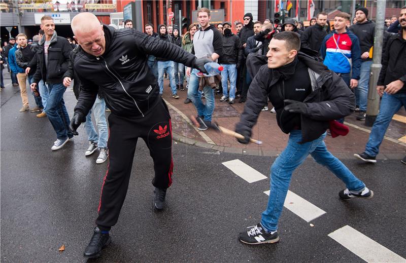 Njemačka policija vodenim topovima razdvojila suprostavljene prosvjednike 