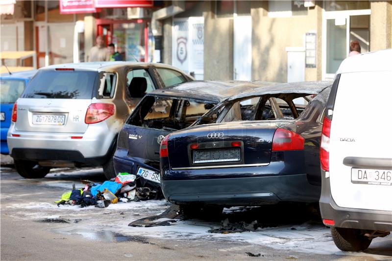 Četiri automobila oštećena u požaru na zagrebačkim Srednjacima