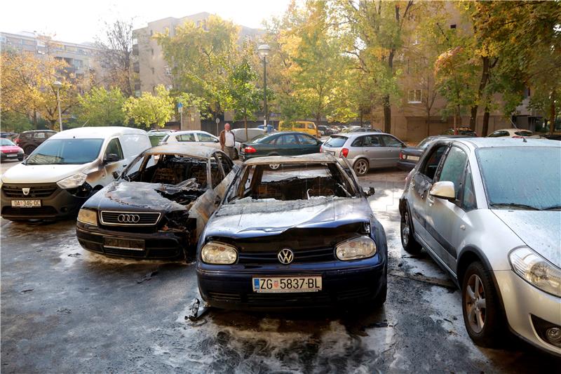 Četiri automobila oštećena u požaru na zagrebačkim Srednjacima