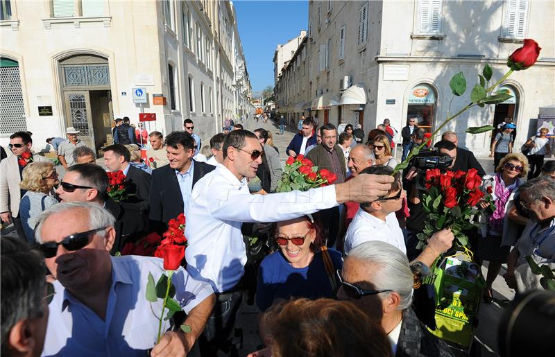 Premijer Milanović u šetnji splitskom Rivom