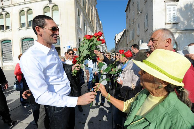 Premijer Milanović u šetnji splitskom Rivom