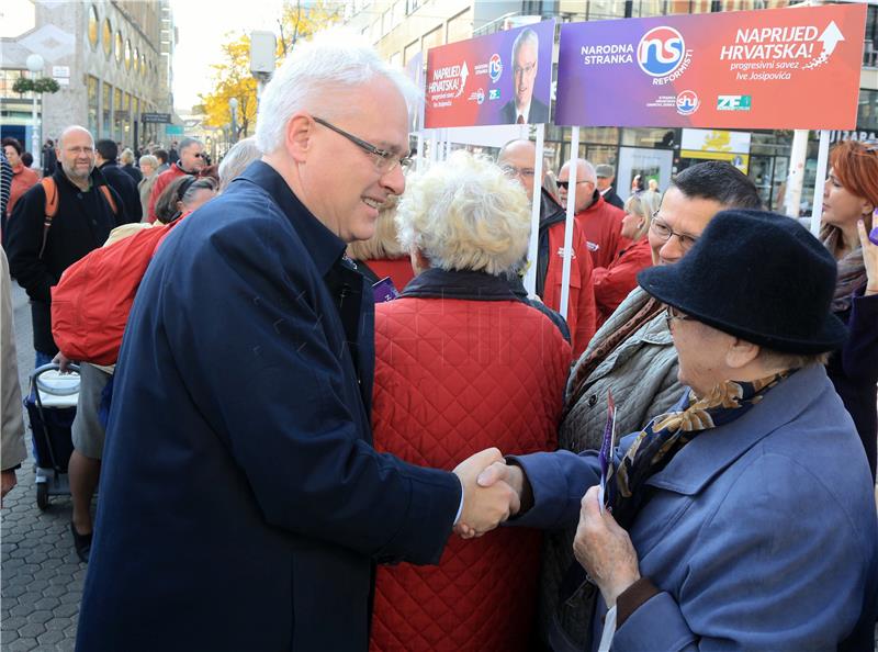 IZBORI 2015. Ivo Josipović i nositelji lista stranke Naprijed Hrvatska! - Progresivni savez družili se s građanima Zagreba