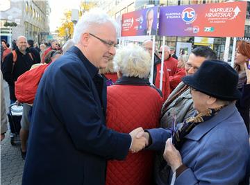 IZBORI 2015. Ivo Josipović i nositelji lista stranke Naprijed Hrvatska! - Progresivni savez družili se s građanima Zagreba