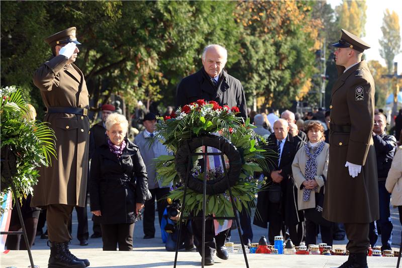 Dan Svih svetih: Predsjednik Hrvatskog sabora Leko položio vijence na Mirogoju