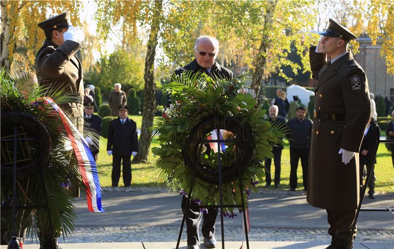 Dan Svih svetih: Izaslanik Predsjednice RH Ante Deur položio vijence na Mirogoju