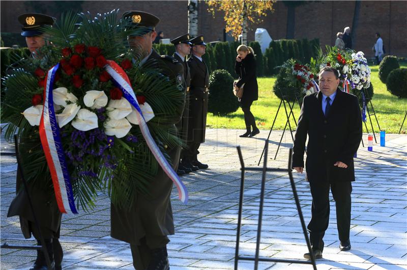 Dan Svih svetih: Izaslanik Predsjednice RH Ante Deur položio vijence na Mirogoju