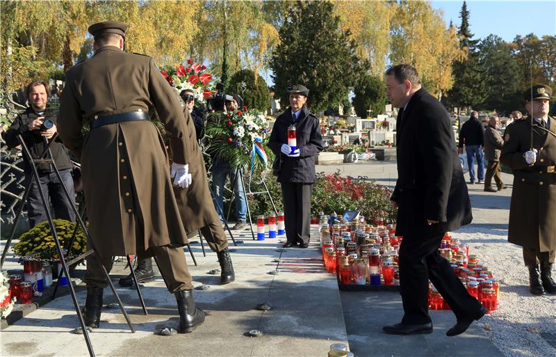 Dan Svih svetih: Izaslanik Predsjednice RH Ante Deur položio vijence na Mirogoju