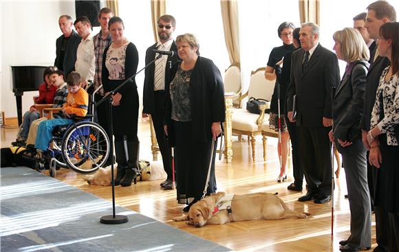 Taksist odbio povesti slijepu osobu s psom vodičem, bit će kažnjen ako se podnese prijava