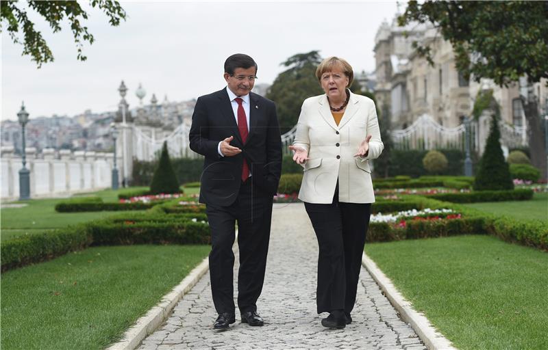 Merkel čestitala Davutogluu na pobjedi, SAD zabrinut zbog medija 