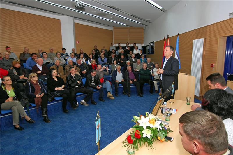 IZBORI 2015. Karlovac: Predizborni skup SDSS-a