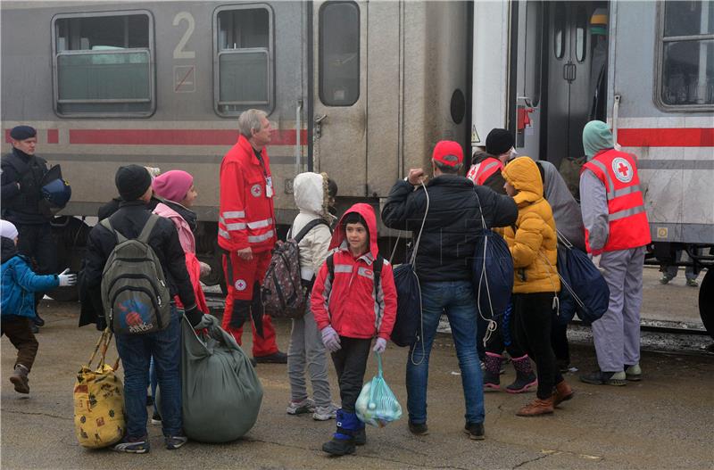 Trains with migrants arrive in Slavonski Brod day earlier