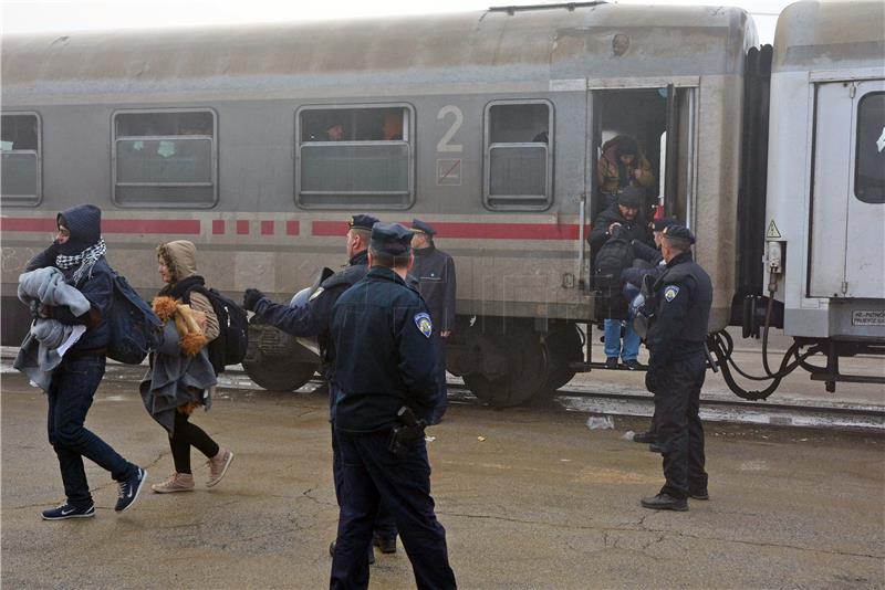 IZBJEGLICE Vlakovi s migrantima i izbjeglicama iz Srbije stižu u Slavonski Brod dan ranije