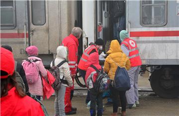 IZBJEGLICE Vlakovi s migrantima i izbjeglicama iz Srbije stižu u Slavonski Brod dan ranije