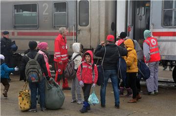 IZBJEGLICE Vlakovi s migrantima i izbjeglicama iz Srbije stižu u Slavonski Brod dan ranije