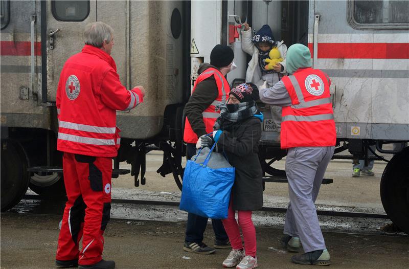 IZBJEGLICE Vlakovi s migrantima i izbjeglicama iz Srbije stižu u Slavonski Brod dan ranije