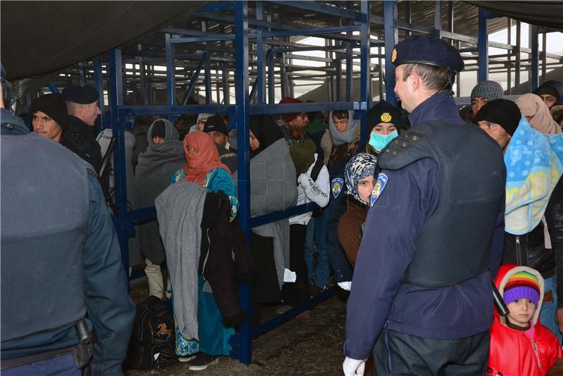 Over 320,000 migrants pass through Croatia, 2,000 currently in Slavonski Brod