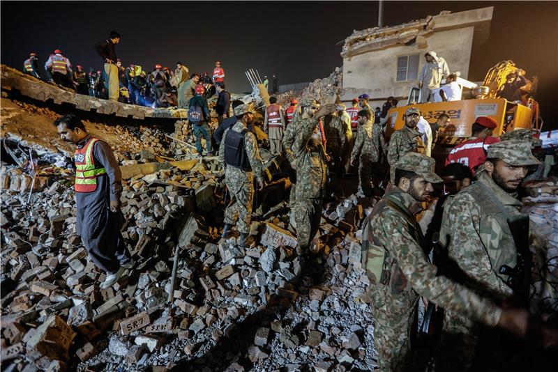 PAKISTAN FACTORY COLLAPSED