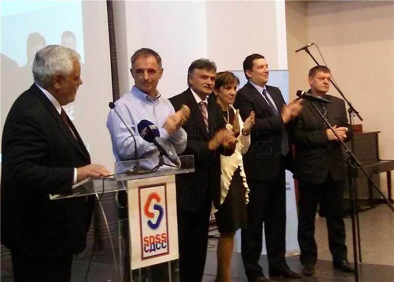 IZBORI 2015. Vukovar: Predizborni skup SDSS-a 