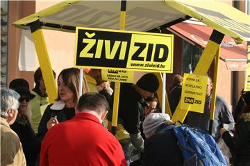  Živi zid na središnjem zagrebačkom trgu dijelio proizvode koji su proizveli njihovi ljudi na svojim plantažama i vrtovima 