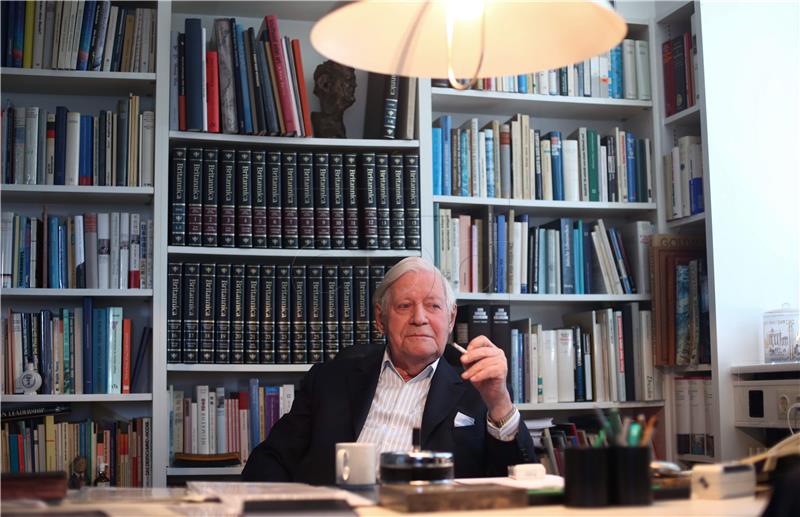 FILE GERMANY PEOPLE HELMUT SCHMIDT OBIT