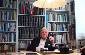 FILE GERMANY PEOPLE HELMUT SCHMIDT OBIT