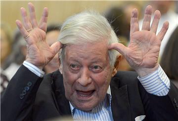 FILE GERMANY PEOPLE HELMUT SCHMIDT OBIT