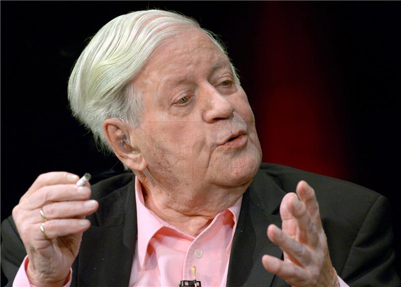 FILE GERMANY PEOPLE HELMUT SCHMIDT OBIT