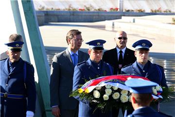 BiH: Vučić se poklonio žrtvama u Srebrenici