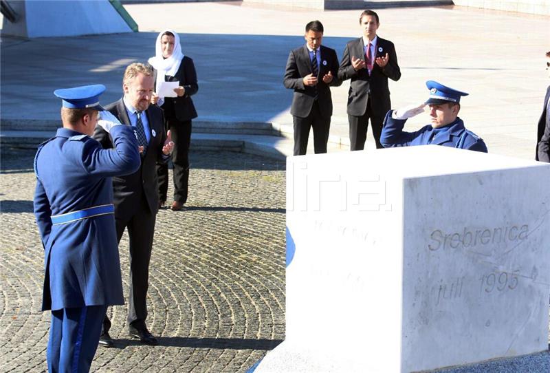 BiH: Vučić se poklonio žrtvama u Srebrenici