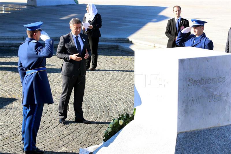 BiH: Vučić se poklonio žrtvama u Srebrenici