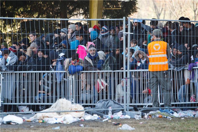 Thousands of migrants passing through Croatia, Austria erecting fence at Spielfeld