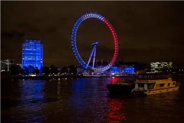 Londonske znamenitosti osvijetljene crvenom, bijelom i plavom bojom