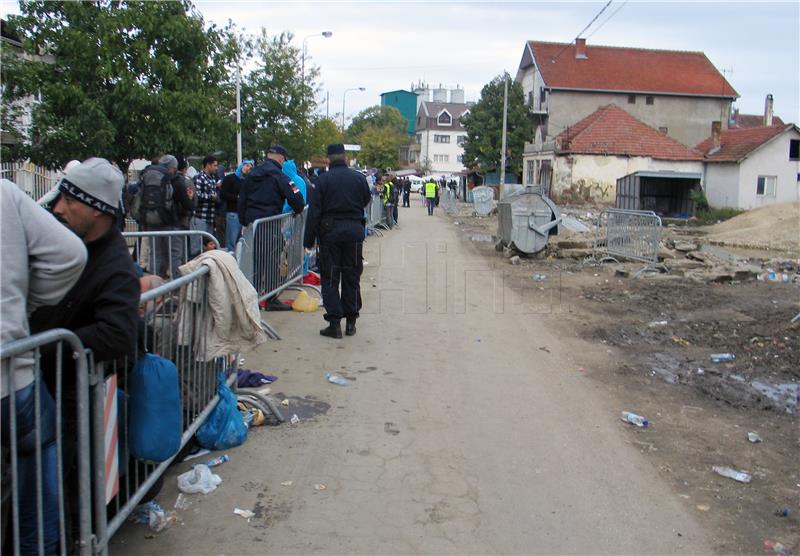 IZBJEGLICE REPORTAŽA Preševski svijet izbjeglica, policije, volontera i prosjaka