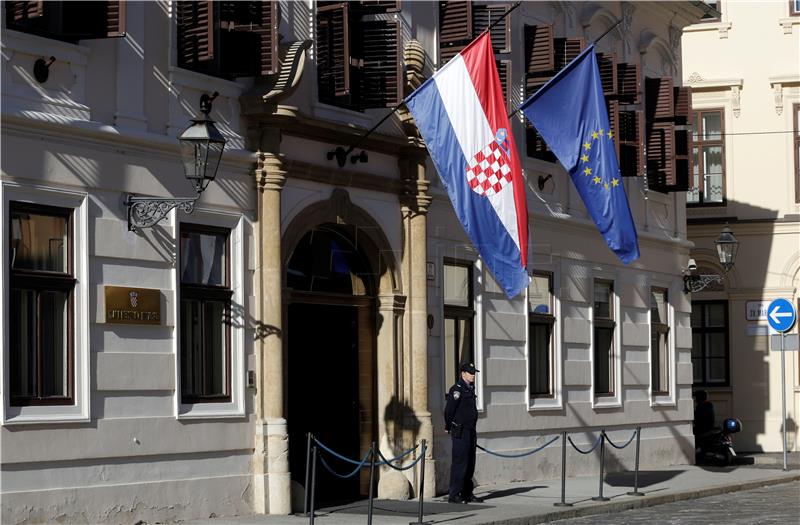 Hrvatska u podne minutom šutnje odala počast poginulima u Parizu