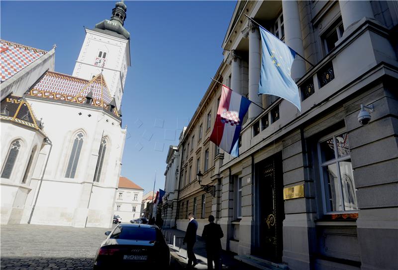 Hrvatska u podne minutom šutnje odala počast poginulima u Parizu