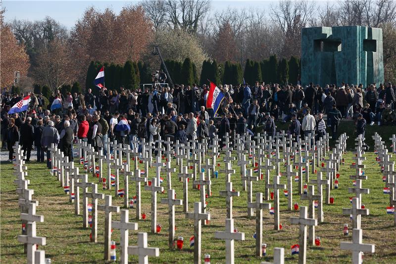 VUKOVAR Vijenci i svijeće podno spomen-obilježja na Memorijalnom groblju