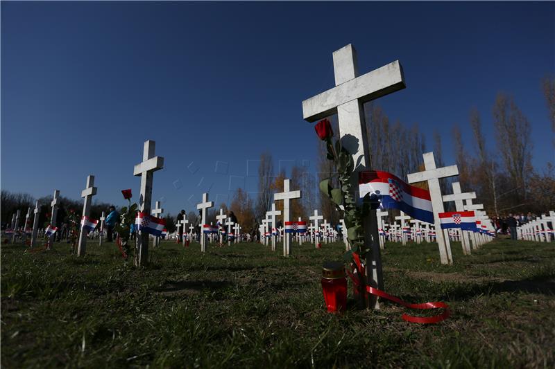 VUKOVAR Vijenci i svijeće podno spomen-obilježja na Memorijalnom groblju