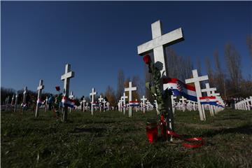 VUKOVAR Vijenci i svijeće podno spomen-obilježja na Memorijalnom groblju