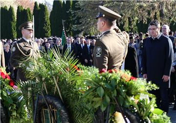 VUKOVAR Vijenci i svijeće podno spomen-obilježja na Memorijalnom groblju