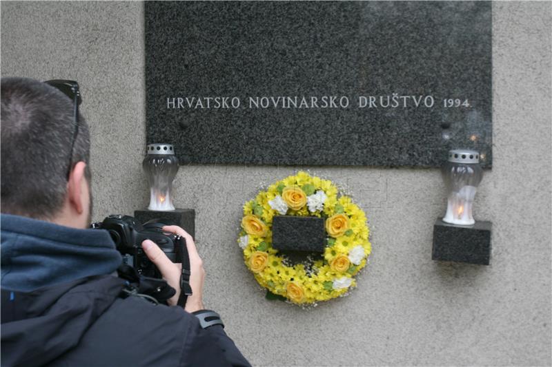 HND položio vijenac uz spomen-ploču hrvatskim novinarima ubijenima u Domovinskom ratu