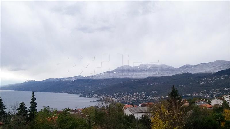 Snijeg zabijelio planinu Učku