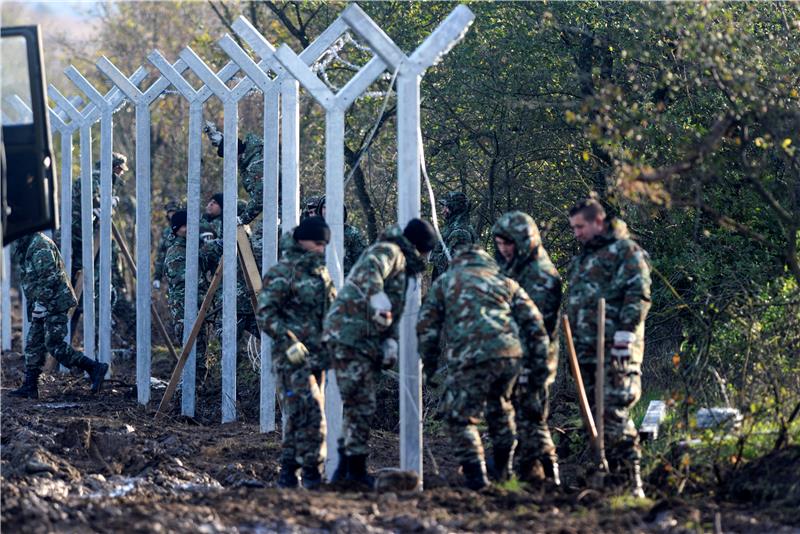 Macedonian army starts building fence on Greek border