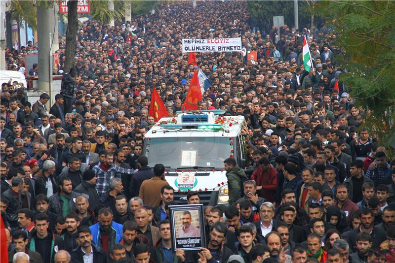 Na pogrebu kurdskog odvjetnika u Turskoj tisuće ljudi