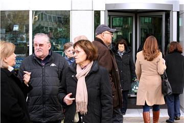 Gužve ispred poslovnice Ljubljanske banke u Zagrebu