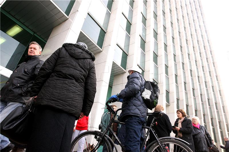 Gužve ispred poslovnice Ljubljanske banke u Zagrebu